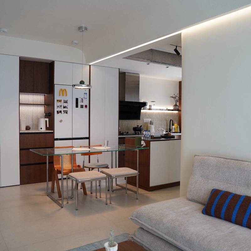 Living and dining area beside an open kitchen in the Shangyue Fu advertiser gallery